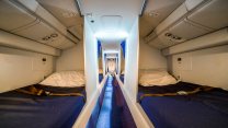 Sapevi che gli assistenti di volo dormono dentro a dei bunker? Ecco cosa sono le Crew Bunk e dove sono nascoste negli aerei
