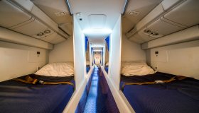 Sapevi che gli assistenti di volo dormono dentro a dei bunker? Ecco cosa sono le Crew Bunk e dove sono nascoste negli aerei