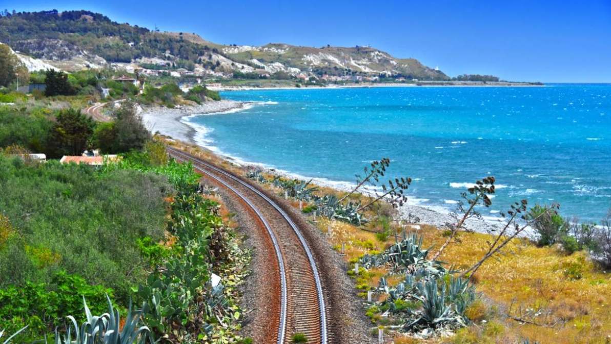 Uno dei migliori viaggi in treno costieri d’Europa? Secondo il Guardian è in Italia