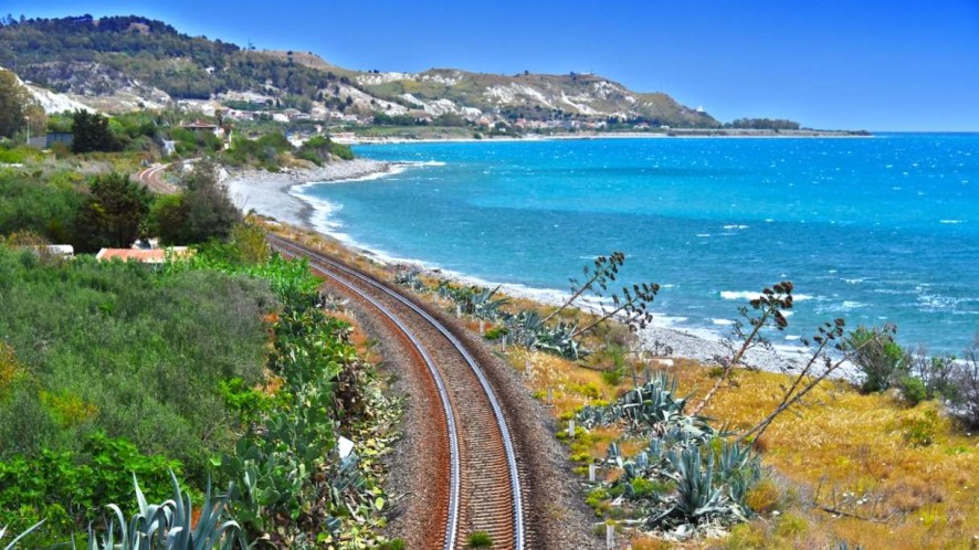 Uno dei migliori viaggi in treno costieri d’Europa? Secondo il Guardian è in Italia