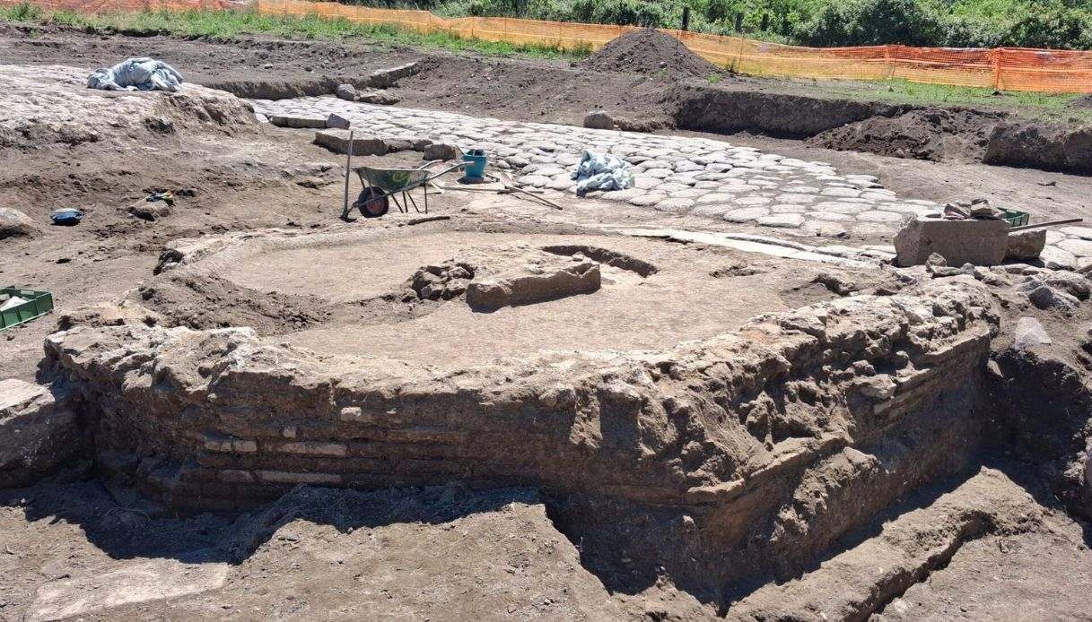 Resti della fontana monumentale ritrovati nel Parco archeologico di Ocriculum
