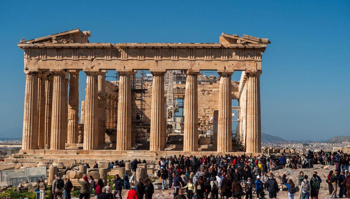 Stop al turismo selvaggio e all’overtourism: la Grecia lancia il nuovo piano per un’estate sostenibile