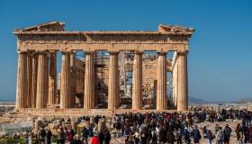 Stop al turismo selvaggio e all’overtourism: la Grecia lancia il nuovo piano per un’estate sostenibile