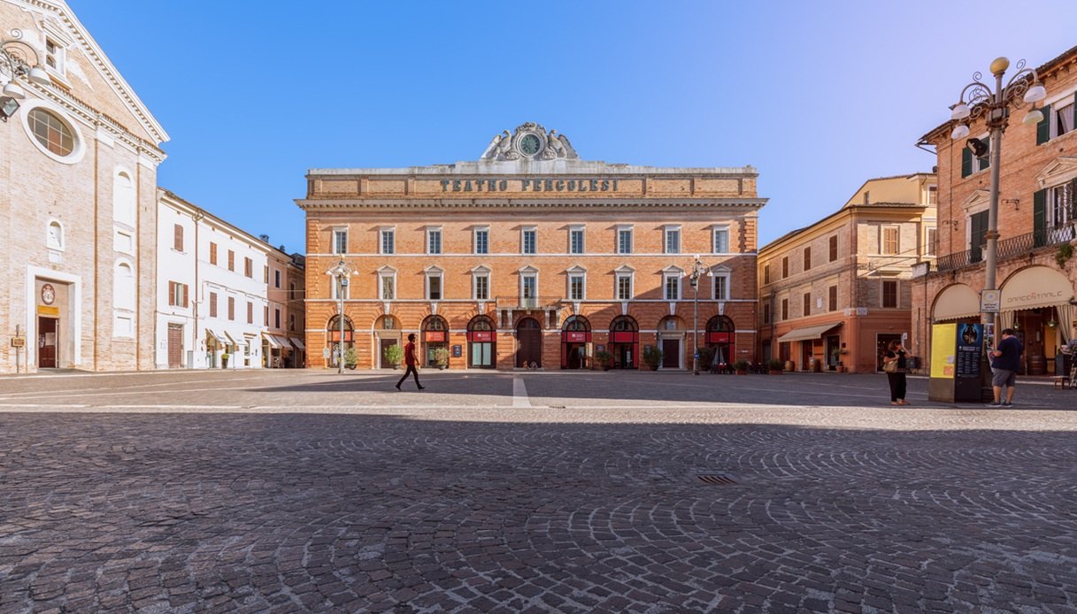 Il Teatro Pergolesi &egrave; tra le tappe da non perdersi a Jesi, citt&agrave; set del film "Il Principe della Follia"