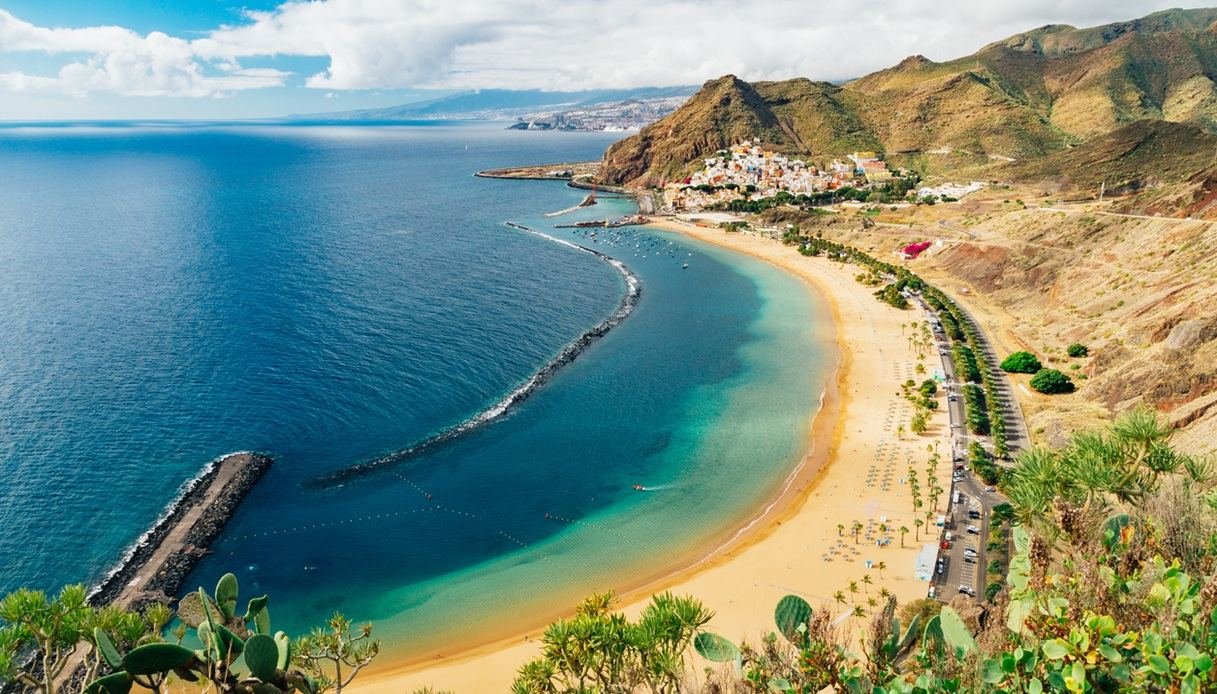 Tra i luoghi dov'&egrave; girato il nuovo thriller di Guy Ritchie c'&egrave; Playa de Las Teresitas a Tenerife 