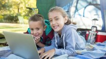 Vacanze estive con i bambini: la valigia perfetta non dimentica l’inglese