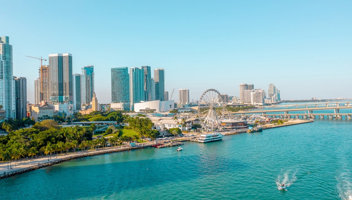 La Bayside di Miami &egrave; la citt&agrave; "al neon" che sogna la protagonista della nuova serie di Bill Dubuque