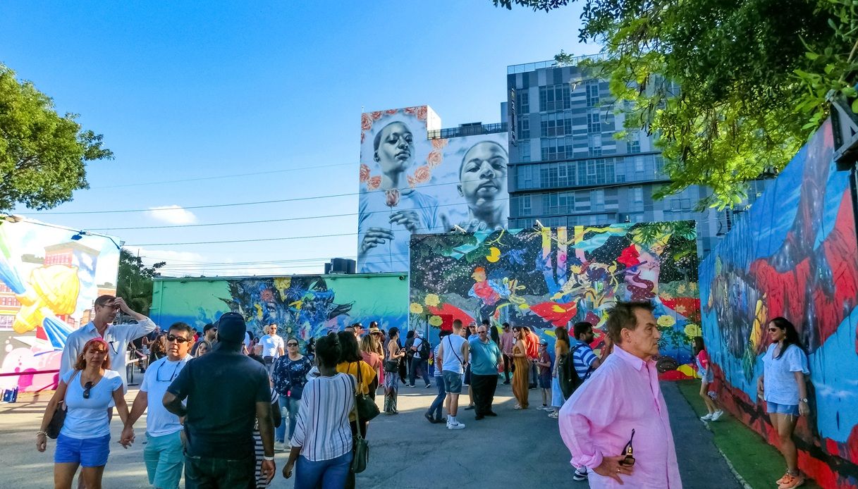 C'&egrave; anche Wynwodd, il quartiere dei murales di Miami, tra le location della serie "M.I.A."