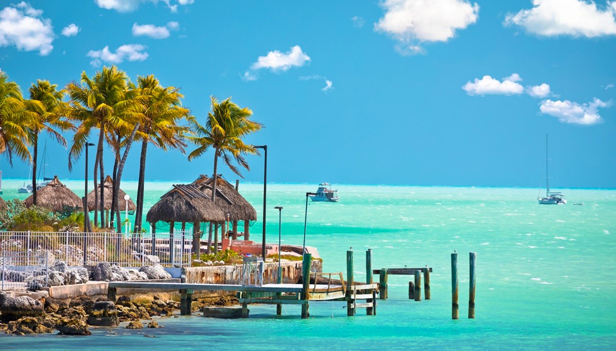 La quiete delle Florida Keys, con le loro spiagge bianche di acqua cristallina, &egrave; co-protagonista del nuovo crime drama Paramount+