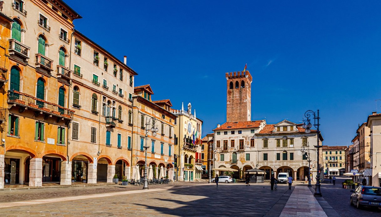 Molte scene del film "Meglio tardi che mai" sono state girate in centro a Bassano del Grappa 