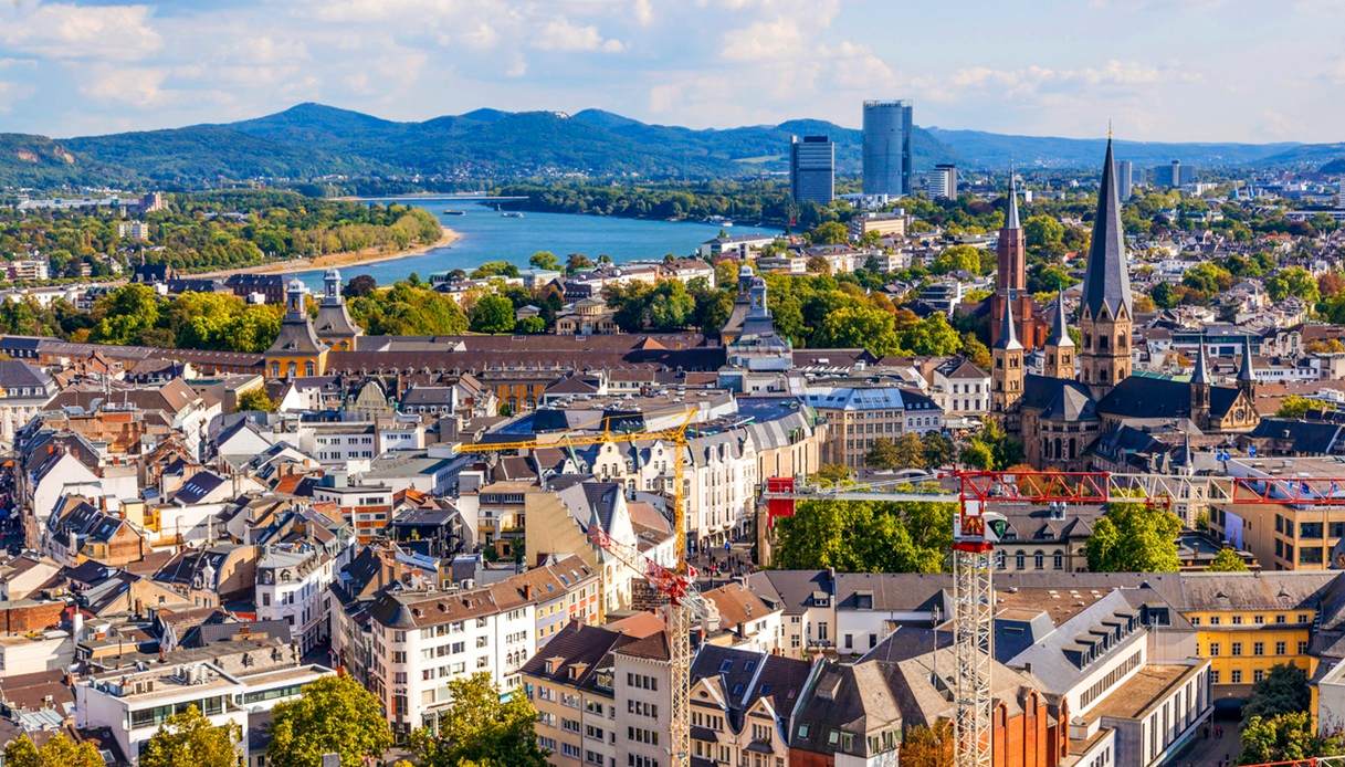 Alcune scene di "Mother Mary" sono state girate a Bonn, in Germania 