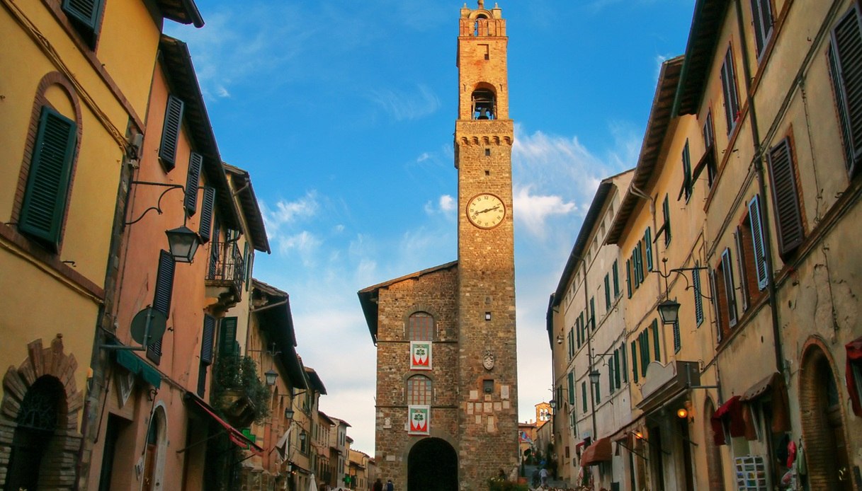 Il borgo di Belvedere in Chianti, dov'è ambientato il film "Non è un paese per single", è in realtà Montalcino 