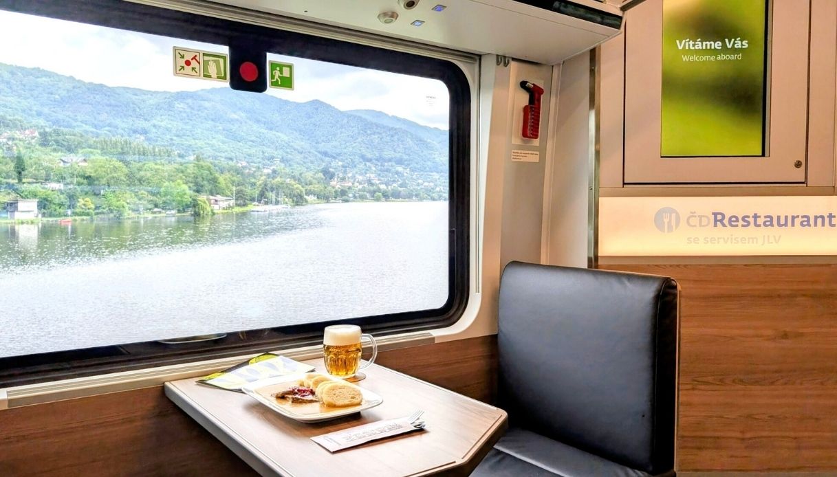 Vagone ristorante del nuovo treno da Copenaghen a Praga