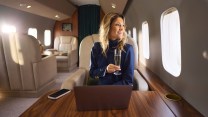 Viaggiare in First Class: cocktail bar, suite di lusso e docce termali (tutto a bordo)