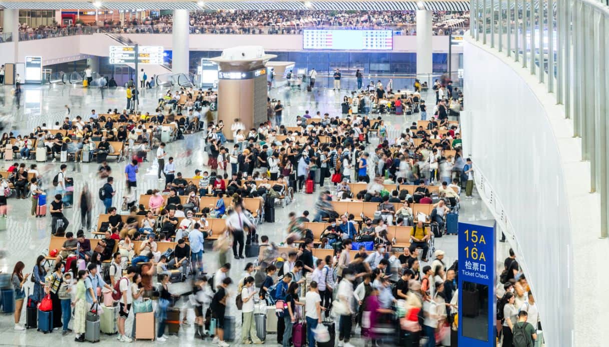 https://siviaggia.it/wp-content/uploads/sites/2/2026/05/passeggeri-aeroporto.jpg