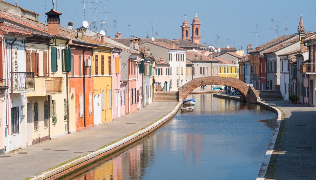 C'è anche Comacchio tra le location di "Rosa elettrica" in Emilia Romagna 