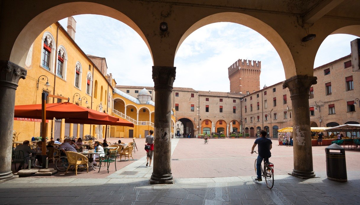 Tra le location di "Rosa elettrica" il Palazzo Municipale di Ferrara è trasformato nella sede del Nucleo Operativo Protezioni Testimoni 