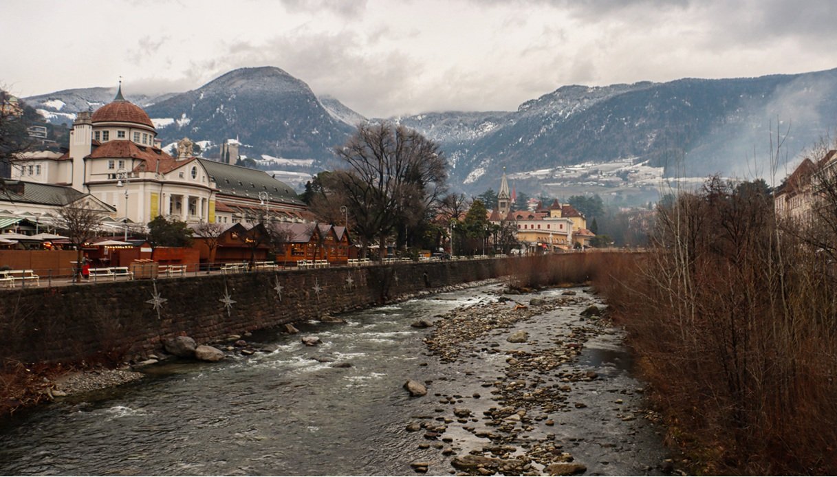 La Passeggiata d'Inverno a Merano è una delle location di "Rosa elettrica"