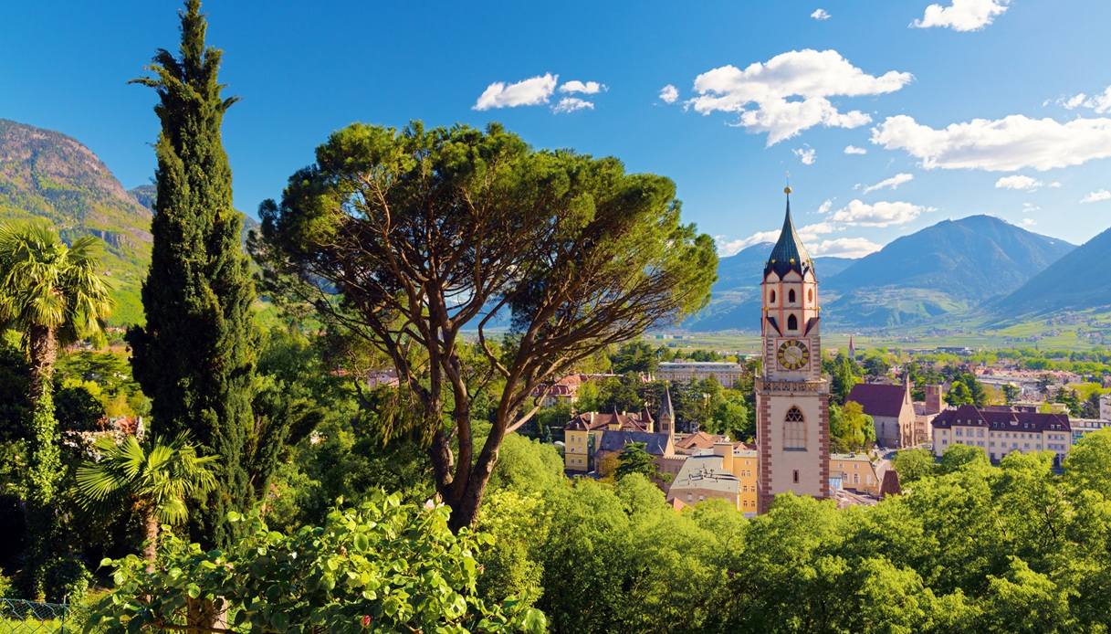 I panorami di Merano sono inconfondibili tra le location di "Rosa elettrica" 