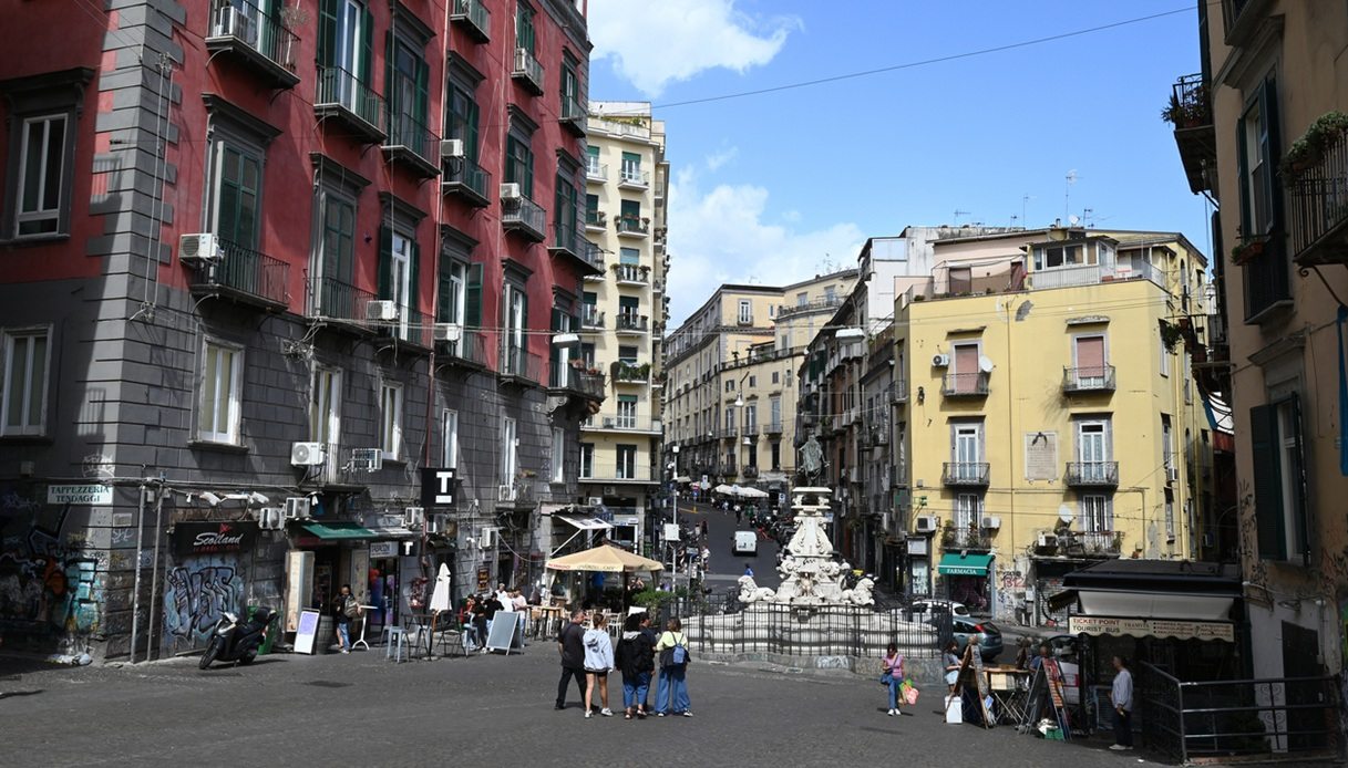 Tra i luoghi dov'è girata la serie "Rosa elettrica" a Napoli c'è Piazza Monteoliveto 