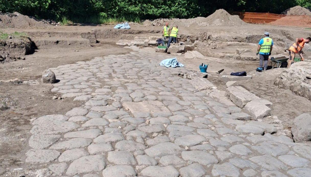 Tratto di strada basolata nello scavo a Ocriculum in Umbria