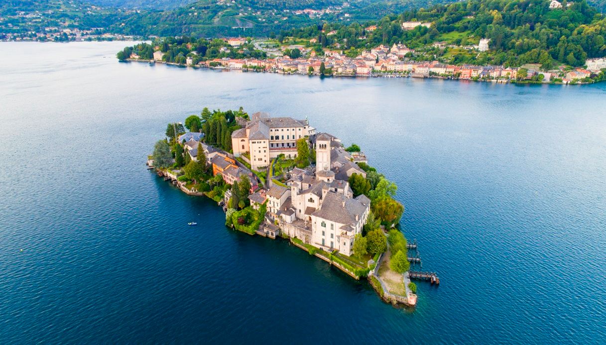 C'&egrave; anche l'isola di San Giulio, sul Lago d'Orta, tra le location della serie "Una finestra vista lago"