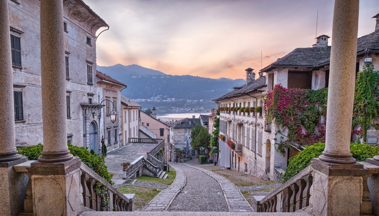 Alcuni scorci del centro storico di Orta San Giulio sono stati usati nella serie "Una finestra vista lago" per ricostruire il borgo di Bellamo 