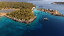 C’è un’isola che è una Grecia in miniatura: Agistri, perla del Golfo Saronico