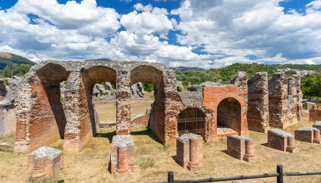Rovine dell'anfiteatro romano di Amiternum a Pizzoli, Abruzzo