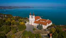 In Europa c’è un’altra Provenza (che costa molto meno): è il Balaton, il lago ungherese color lavanda