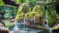 Il miracolo verde che trasforma l’acqua in un velo di seta: le Cascata di Bigar, il tesoro rumeno