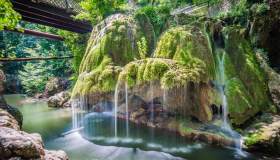 Il miracolo verde che trasforma l’acqua in un velo di seta: le Cascata di Bigar, il tesoro rumeno