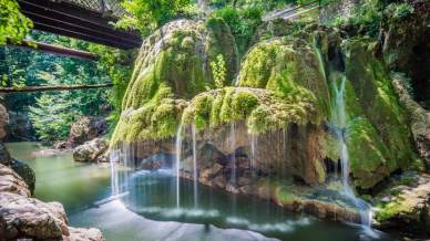 Il miracolo verde che trasforma l’acqua in un velo di seta: le Cascata di Bigar, il tesoro rumeno