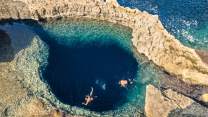 C’è un grande occhio blu scolpito dal mare, e si trova tra scogliere affascinanti: il Blue Hole di Gozo