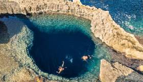 C’è un grande occhio blu scolpito dal mare, e si trova tra scogliere affascinanti: il Blue Hole di Gozo