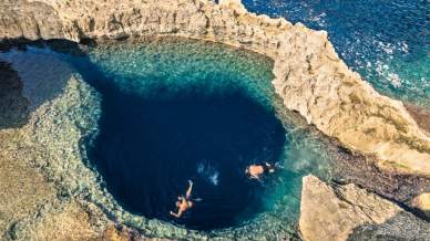 C’è un grande occhio blu scolpito dal mare, e si trova tra scogliere affascinanti: il Blue Hole di Gozo