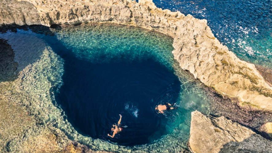 C’è un grande occhio blu scolpito dal mare, e si trova tra scogliere affascinanti: il Blue Hole di Gozo