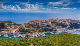 Il borgo delle scogliere su un mare turchese e falesie che sfidano il Mediterraneo: benvenuti a Bonifacio