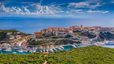 Il borgo delle scogliere su un mare turchese e falesie che sfidano il Mediterraneo: benvenuti a Bonifacio