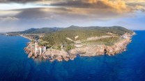 Calafuria è il tratto più selvaggio della costa livornese, tra antiche torri e tramonti di fuoco
