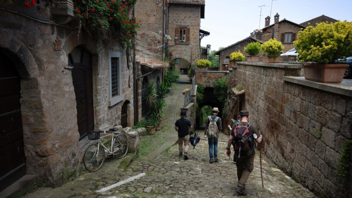 È il più corto d’Italia, ma ricco di tesori antichissimi: il Cammino dei Tre Villaggi nella Tuscia etrusca