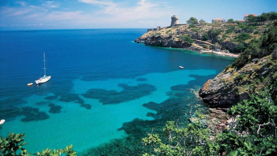 Una terra selvaggia emersa della Toscana: Capraia, l’isola dei paesaggi scolpiti dal fuoco