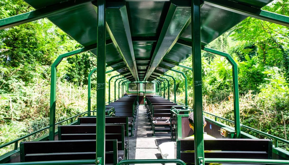La spettacolare carrozza panoramica sul tragitto da Palazzolo a Paratico-Sarnico