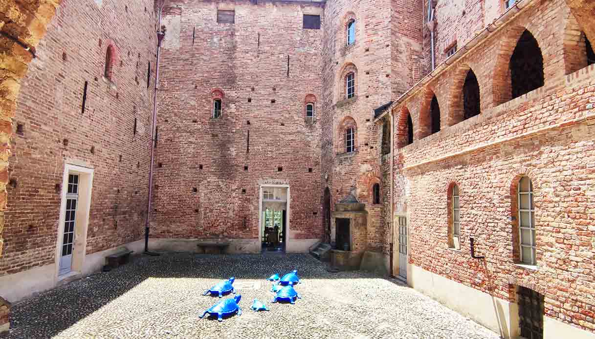Castello-Roero-Monticello-cortile-interno