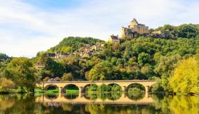 Il Castello di Castelnaud è un vero e proprio gigante di pietra che sfida la gravità sulla Dordogna