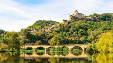 Il Castello di Castelnaud è un vero e proprio gigante di pietra che sfida la gravità sulla Dordogna