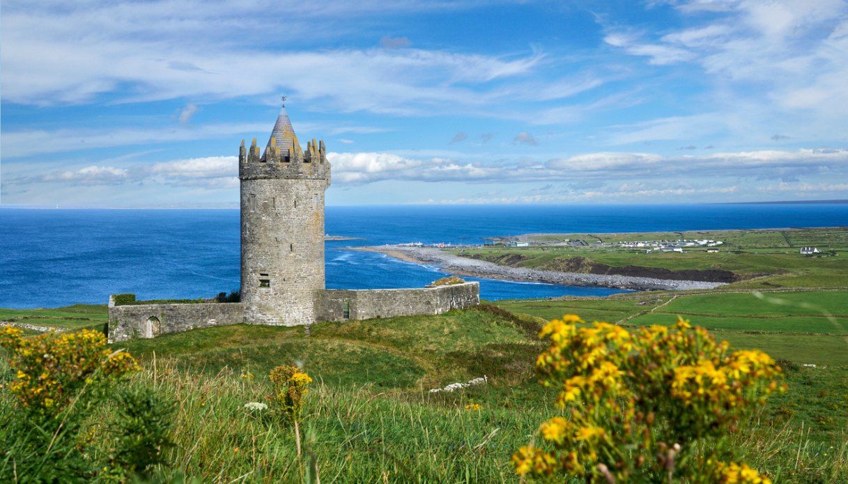 La misteriosa torre solitaria sferzata dall’Atlantico: è l’affascinante Castello di Doonagore
