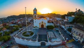 Papantla è la città magica che profuma il mondo: un viaggio tra uomini volanti, campi di vaniglia e piramidi