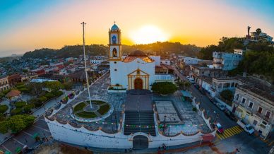 Papantla è la città magica che profuma il mondo: un viaggio tra uomini volanti, campi di vaniglia e piramidi