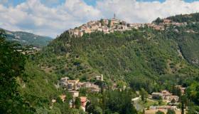 Tra le pietre parlanti della Valnerina c’è il borgo dei Ciarlatani: Cerreto di Spoleto